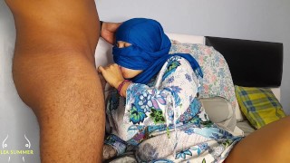 戴着头巾的阿拉伯女人在她变态的邻居给她看后吮吸他的黑鸡巴。