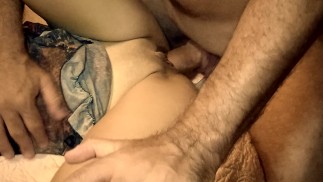 一对饥渴夫妇的第一个视频，湿荡妇着火了