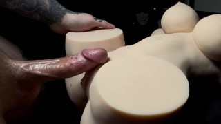 Hot纹身男性Cums如此用力，他几乎崩溃