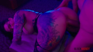 Big Juicy 奶子和屁股纹身 Latina 荡妇操屄和骑 BBC 怪物