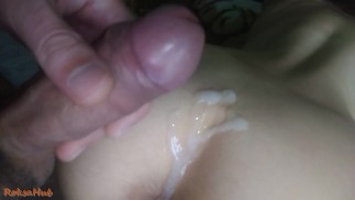 年轻的熟女玩得很开心并获得了很多精液！