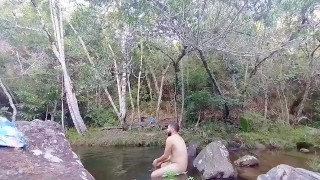 我在米纳斯吉拉斯州的瀑布附近抚摸我的阴茎。