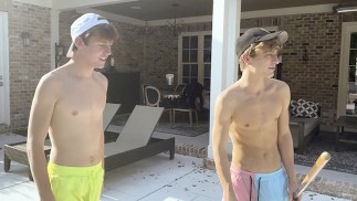 无聊的继兄弟 Jesse Bolton 和 Jack Bailey 在清理游泳池时变得疯狂 - BrotherCrush