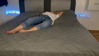 Ich besorge es mir auf dem Bett masturbieren Zucken zittern stöhnen multiple Orgasmen ich komme