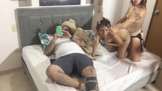 我在我的饥渴朋友面前操我的女朋友。