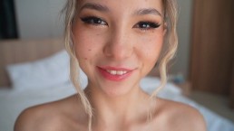 令人惊叹的金发女郎和她的紧致阴户