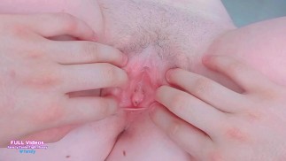 Solita sentada con dedos muy atrevidos