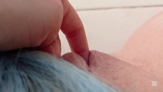 Petite jugando con sus dedos lentamente