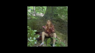 Elle se fait filmer entrain de se toucher dans les bois - amateur francaise exhib rousse poilue alt