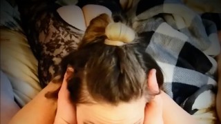 性感的家庭主妇吞下鸡巴