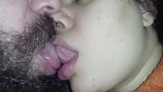 情侣之间的Kinky之吻，他真的很喜欢她的大嘴唇，他舔她������������