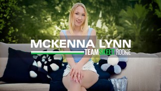 有史以来第一部色情片 - Mckenna Lynn：Blonde 重磅炸弹的狂野之旅