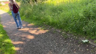 害羞的十几岁的女孩抓住我抽搐。她变得自信，愿意做疯狂的事情
