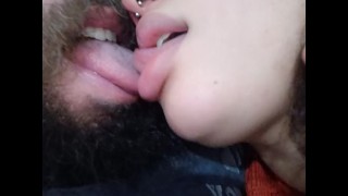 恋物癖接吻并喜欢被情欲，打手枪观看的夫妇之间的最佳接吻