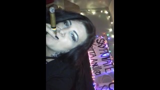 大山雀荡妇抽雪茄吸吮公鸡在网络摄像头上