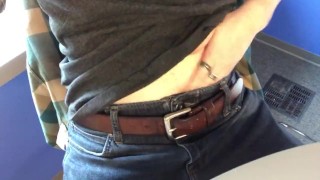 在工作中顶开 - 公共手淫