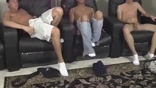 在同一个房间里为三个浅黄色耳钉进行手淫