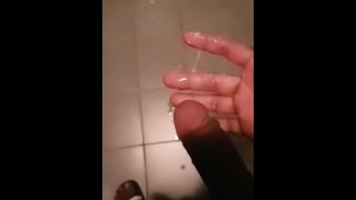 偷偷地在淋浴后湿后的后果