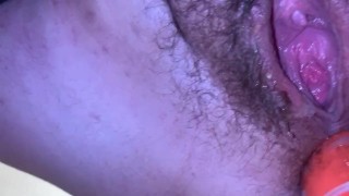 目瞪口呆的 BBW 到处撒尿，而她用交通锥操她的屁股