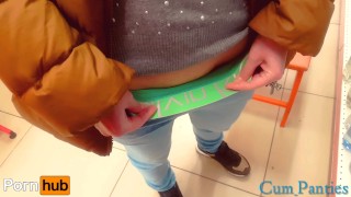 把我湿漉漉的内裤推到商店里