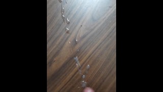特写 Cumshot On Table