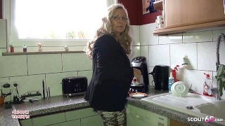 大奶熟女秘书被自己的老板勾引在工作中做爱