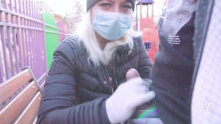 - 4K -他妈的冠状病毒！- 公园里危险的户外打手枪，射精阿黛拉·杰伊