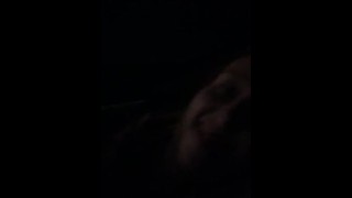 热辣的年轻情侣在公共电影院勾搭 pt.1