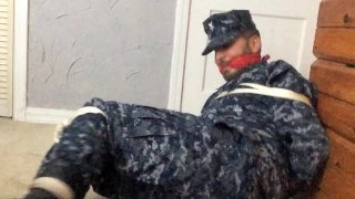 水手把自己绑起来