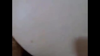 可爱，瘦弱的女孩被狠狠地拳头