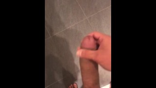 角质家伙在手淫和射精时呻吟