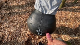 户外好风光，继母心荡漾。脱裤来后入，射在皮裙上。