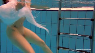 克里斯蒂热辣辣的宝贝在游泳池里有大胸部