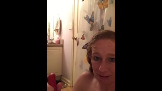 在浴缸里玩耍