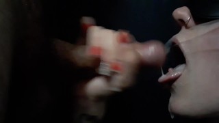 特写完美口交与巨大的射精 POV