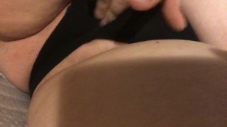 在内裤外面挑逗阴户