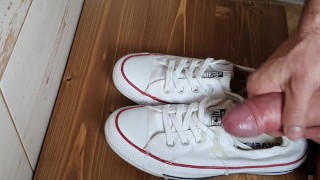卡明在新的匡威上