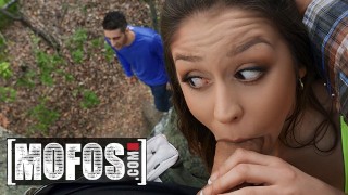 Mofos - 与辣妹 Catalina Ossa 在树林里做爱