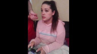 游戏宅女沉迷使命召唤 被射一脸还在玩