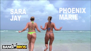 BANGBROS - PAWG 色情明星 Sara Jay 和 Phoenix Marie 被锤打他们的大屁股