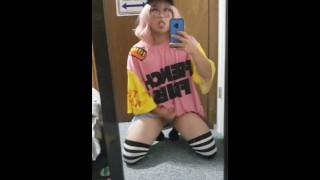 可爱的亚洲女性男孩暨