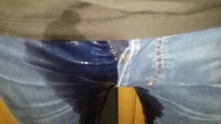 英国少年男孩尿他的牛仔裤，内衣和脚