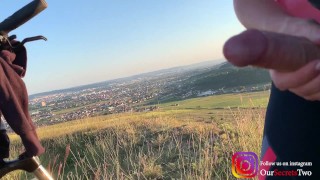 她在许多房屋附近的公共远足径上猛拉他 - 危险的公共打手枪