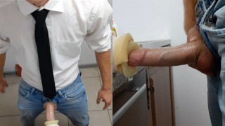 那个拿着大鸡巴的家伙锁上了杂物间，将精子泵入人造肛门