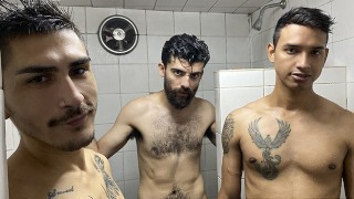 拉丁裔辣妹盖尔在淋浴时被两个猛男性交