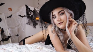 颜射可爱淫荡的女巫并吞精 - Eva Elfie