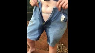 尿我的牛仔短裤和邦德内裤让我湿透了——声音绝望