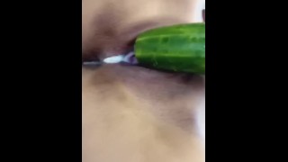 巨大的黄瓜在我紧绷的小阴户里