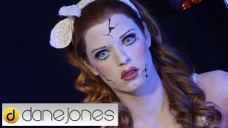 戴恩·琼斯（Dane Jones）闹鬼的娃娃红发女郎在万圣节恐怖模仿中渴望公鸡