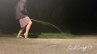 顽皮女孩用小便洗她的车道，我的直播走得太远了！谁想要金色淋浴